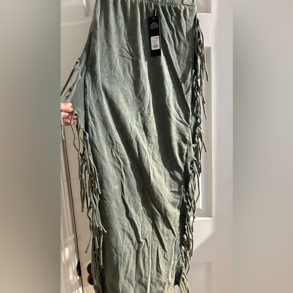 FASHIONNOVA Sáhara Mineral Wash Maxi Shirt - Picture 2 of 3